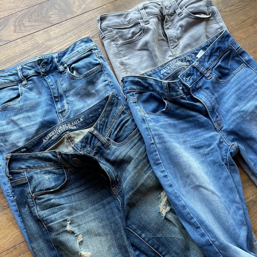 (4) pairs of AE Jeans